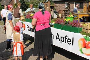 Letzte Vorbereitungen für den Erntedankumzug